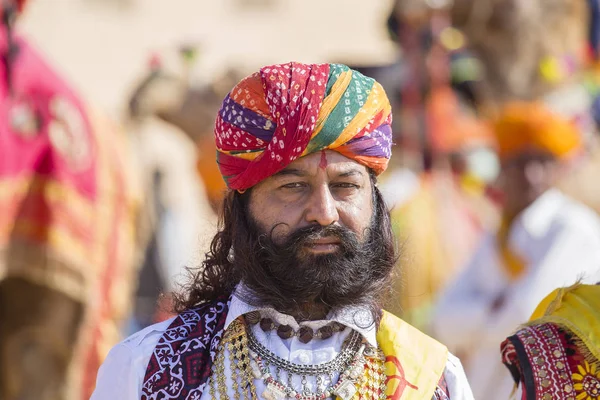 Homens de retrato vestindo vestido tradicional de Rajastani participam do concurso Mr. Desert como parte do Festival do Deserto em Jaisalmer, Rajastão, Índia — Fotografia de Stock