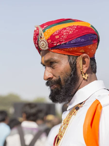 Homens de retrato vestindo vestido tradicional de Rajastani participam do concurso Mr. Desert como parte do Festival do Deserto em Jaisalmer, Rajastão, Índia — Fotografia de Stock