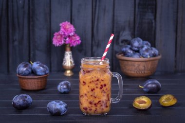 Erik smoothies ve siyah ahşap zemin üzerine ham Erik
