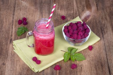 Ahududu suyu smoothie shake cam kupa ve ham ahududu ahşap arka plan üzerinde kapat