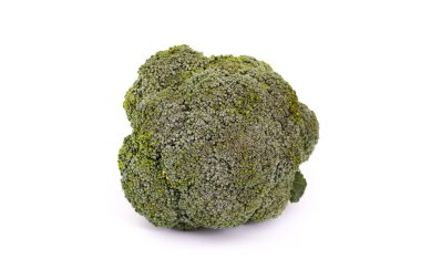 Beyaz arkaplanda izole edilmiş taze brokoli