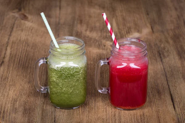 İki cam bardak suyu smoothie shake dereotu, brokoli, muz ve ahududu  