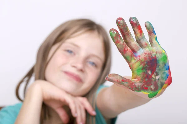 Retrato jovem e mãos pintadas em aquarelas, close-up — Fotografia de Stock