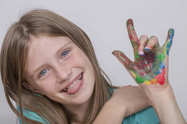 Portre genç kız ve suluboya, boyalı el kapat