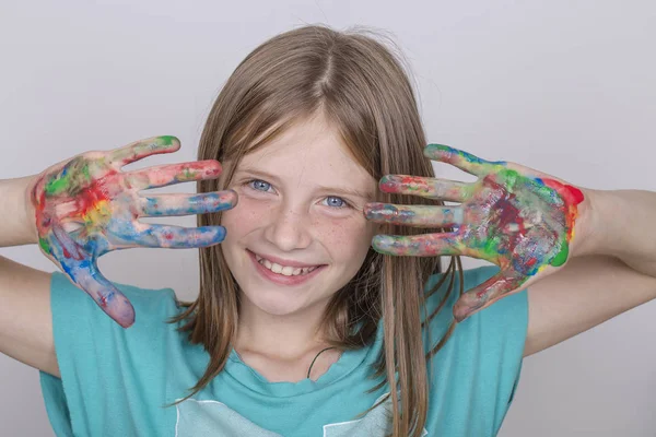 Portre genç kız ve suluboya, boyalı el kapat