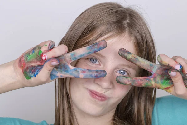 Portre genç kız ve suluboya, boyalı el kapat