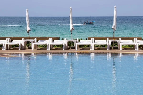 White sunbeds and umbrellas on the beach near swimming pool and sea. Island Koh Phangan, Thailand — Stock Photo, Image