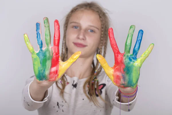 Portret jonge meisje en handen geschilderd in aquarellen, close-up — Stockfoto