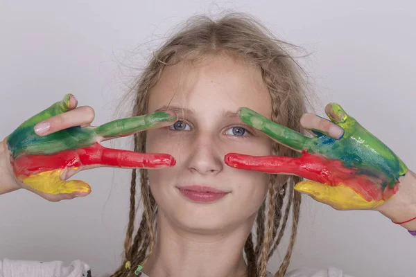 Porträt junges Mädchen und in Aquarell gemalte Hände, Nahaufnahme — Stockfoto