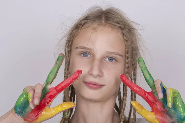 Retrato de niña y las manos pintadas en acuarelas, de cerca — Foto de Stock