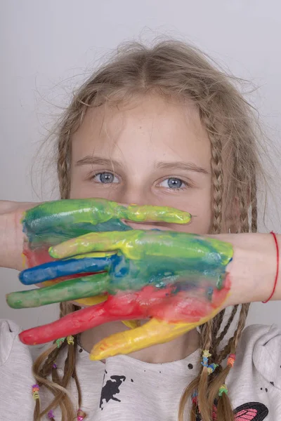 Portrait jeune fille et les mains peintes à l'aquarelle, gros plan — Photo