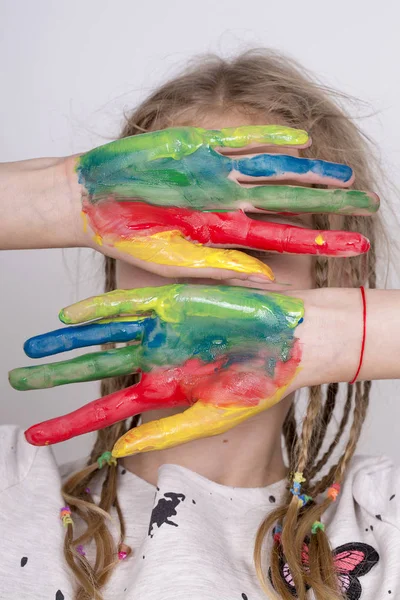 Portrait young girl and hands painted in watercolors, close up — Stock Photo, Image