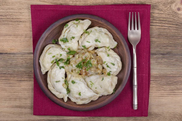 Ukrajinské a ruské kuchyně - vareniki nebo knedlíky s bramborovou kaší nebo tvarohem, smažené cibule a petržel, zblizka — Stock fotografie