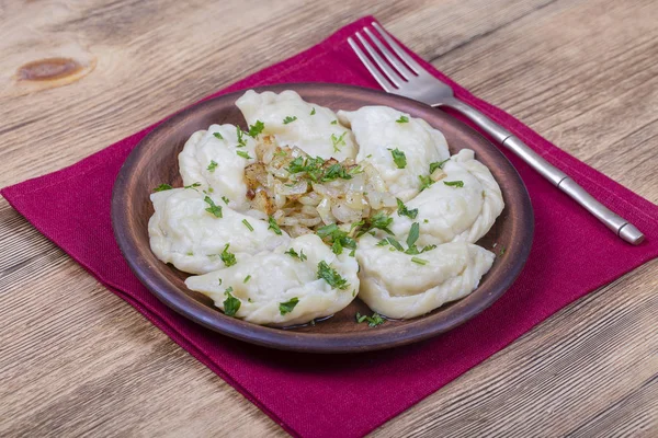 Plats ukrainiens et russes - vareniki ou boulettes avec purée de pommes de terre ou fromage cottage, oignon frit et persil, gros plan — Photo