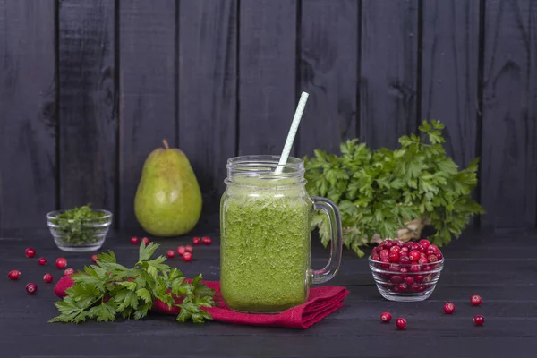 Cam bardak suyu smoothie shake maydanoz, armut, brokoli, siyah ahşap arka plan, muz yakın çekim