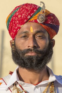 Portre erkekler geleneksel Rajasthani elbise Jaisalmer, Rajasthan, Hindistan çöl Festivali olarak Bay Desert yarışmaya katılmak