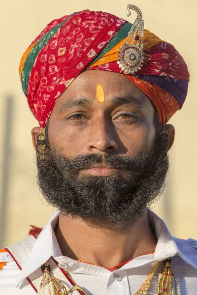 Portre erkekler geleneksel Rajasthani elbise Jaisalmer, Rajasthan, Hindistan çöl Festivali olarak Bay Desert yarışmaya katılmak