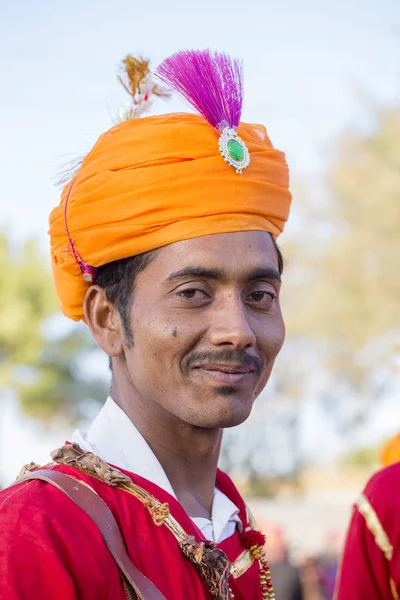 Portrét muže tradičních krojích Rajasthani účasti v soutěži Mr. Desert jako součást Desert Festival ve městě Jaisalmer, Rajasthan, Indie — Stock fotografie