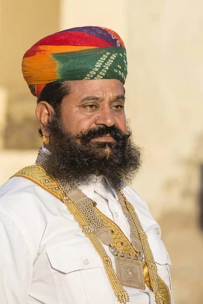 Hombres retratos vestidos con ropa tradicional Rajasthani participan en el concurso Mr. Desert como parte del Festival del Desierto en Jaisalmer, Rajastán, India — Foto de Stock