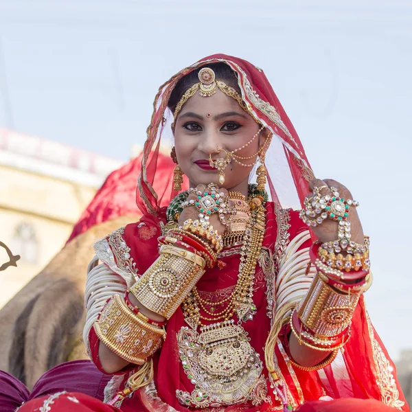 Indyjski dziewczyna ubrana w tradycyjnym stroju Rajasthani uczestniczyć w festiwalu pustynia w mieście Jaisalmer, Indie, Radżastan, Indie — Zdjęcie stockowe