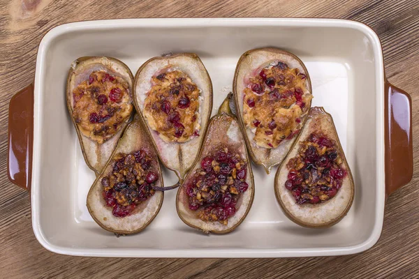 Peras caseras horneadas con requesón, miel, arándanos rojos y nueces, de cerca —  Fotos de Stock