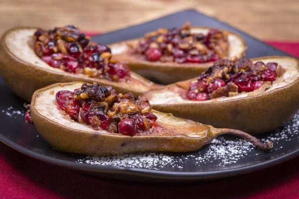 Peras caseras horneadas con miel, arándanos rojos y nueces, de cerca —  Fotos de Stock