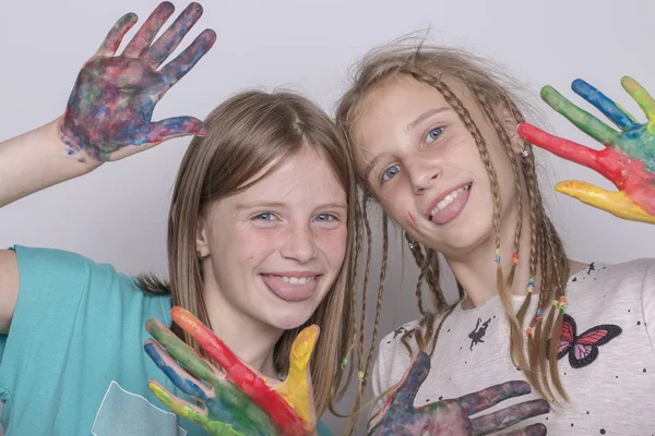 Portret twee jonge meisjes en handen geschilderd in aquarellen, close-up — Stockfoto