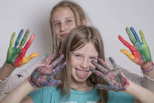 Retrato duas meninas e mãos pintadas em aquarelas, close-up — Fotografia de Stock