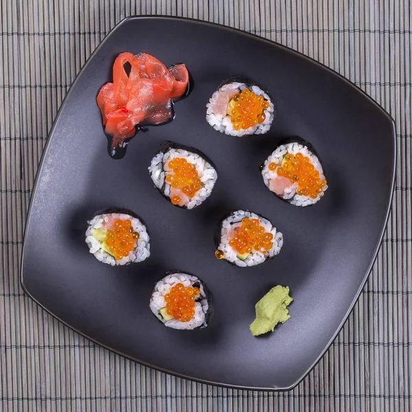有鲑鱼、 黄瓜、 牛油果、 红鱼子酱寿司卷。寿司菜单。日本的食品。关闭，顶视图 — 图库照片