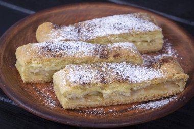 Ev yapımı organik elmalı turta, yemeye hazır.