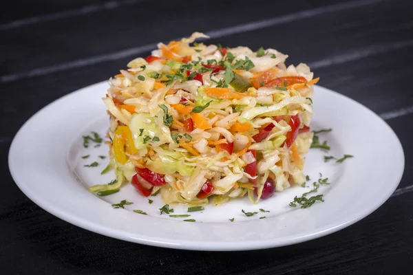 Ουκρανικά και ρωσικά πιάτα - σπιτικό μαριναρισμένο, ξινό λάχανο με καρότο και το κρεμμύδι, κοντινό πλάνο — Φωτογραφία Αρχείου