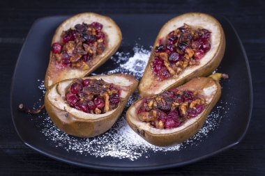 Tatlım, kırmızı kızılcık ve siyah plaka, ceviz ile ev yapımı pişmiş armut yakın çekim