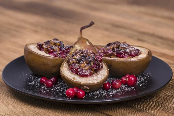 Ψητά αχλάδια με μέλι, κόκκινα τα βακκίνια και καρύδια σε ξύλινα φόντο, κοντινό πλάνο σπιτικό — Φωτογραφία Αρχείου