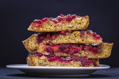 Ev yapımı organik kızılcık pasta tatlı yemek hazır kapatın. Kızılcık tart.
