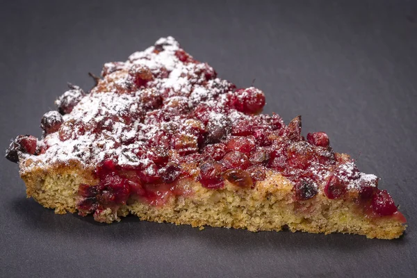 Homemade organic cranberry pie dessert ready to eat, close up. Cranberry tart. — Stock Photo, Image