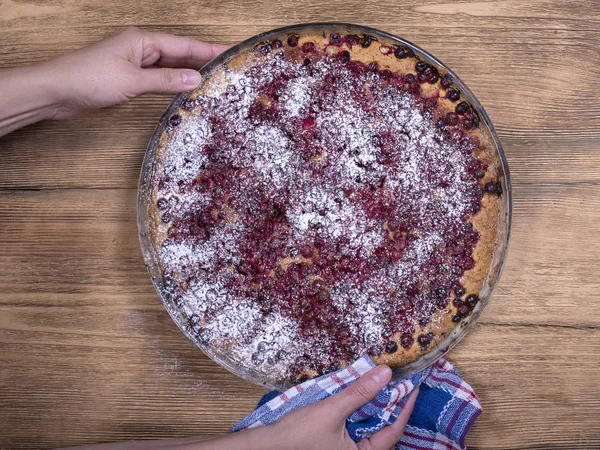 Sobremesa de torta de cranberry orgânica caseira pronta para comer. Torta de arando . — Fotografia de Stock