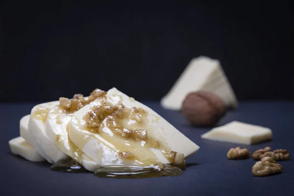 Queijo suluguni, noz e mel em prato de ardósia preta — Fotografia de Stock