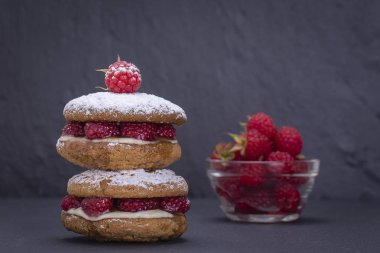 Yulaf kurabiye ham ahududu, bal ve siyah arduvaz arka plan üzerinde yumuşak peynir ile yakın çekim