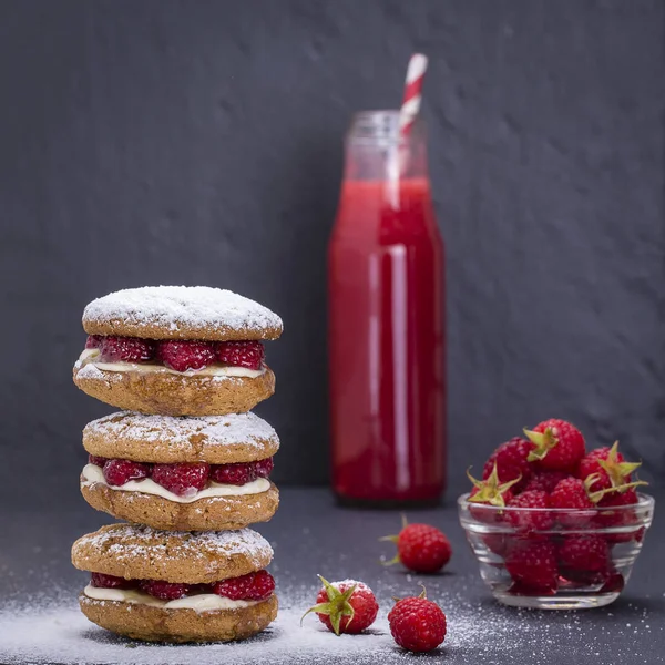 Ahududu, peynir, yulaf kurabiye tatlım ve siyah arduvaz kaplamak, yakın çekim ham Ahududu ve kırmızı suyu arka plan üzerine