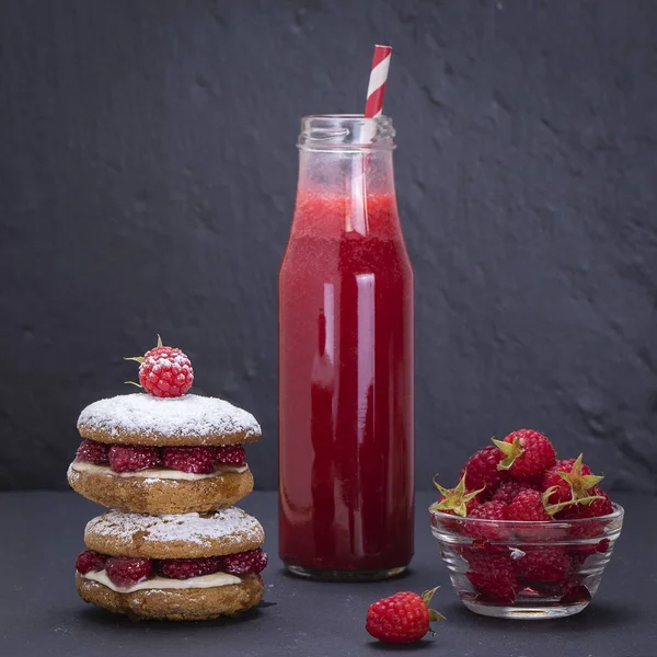 Ahududu, peynir, yulaf kurabiye tatlım ve siyah arduvaz kaplamak, yakın çekim ham Ahududu ve kırmızı suyu arka plan üzerine