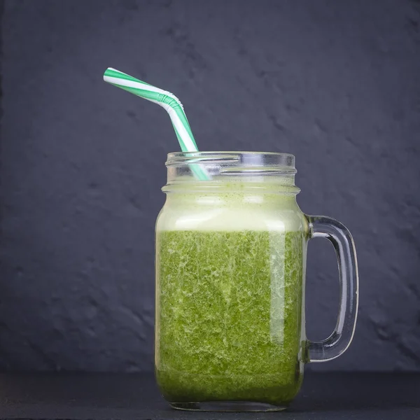 Cam bardak suyu smoothie shake maydanoz, elma, brokoli, muz siyah arduvaz zemin, yakın çekim