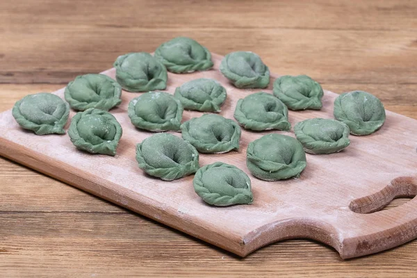 Vihreä raaka pelmeni spirulinalla. Ukrainan ja Venäjän ruokia - vareniki tai nyytit naudanlihaa tai perunamuusia tai raejuustoa — kuvapankkivalokuva