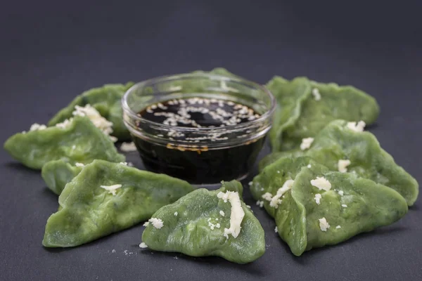 Vihreä dim sum, kiinalaista ruokaa. Dumplings naudanlihan tai perunamuusia tai raejuustoa taikinaan spirulina — kuvapankkivalokuva