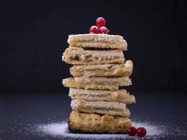 Ev yapımı organik elmalı turta, yemeye hazır.