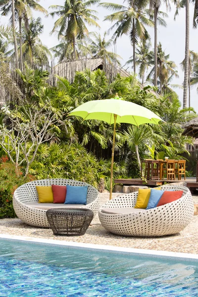 Piscina e espreguiçadeiras em um jardim tropical, Tailândia — Fotografia de Stock