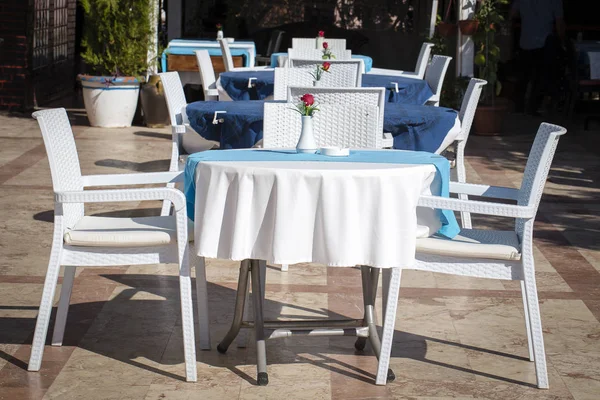 Table and chairs in empty cafe near the beach. Kemer, Turkey — Stock Photo, Image