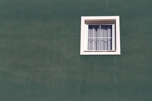 Weißes Fenster an einer alten grünen Stuckwand, Truthahn — Stockfoto