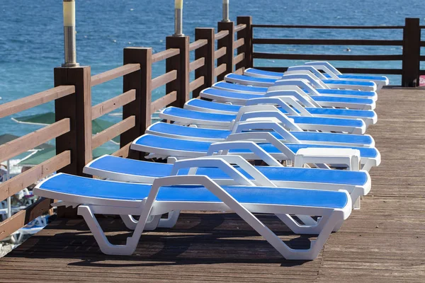 Leere Liegestühle am Strand in der Nähe von Meerwasser, Kemer, Türkei, Mittelmeer. — Stockfoto