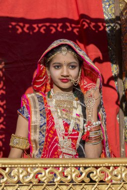 Hintli kız geleneksel Rajasthani elbise katılmak çöl Festivali Jaisalmer, Rajasthan, Hindistan