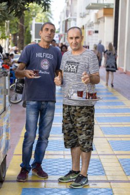 Türk adam Merkezi Kemer sokakta Satılık çay tepsisiyle taşır. Türkiye